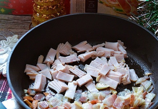 1. Этап. Паста Ёлки-палки: На разогретом оливковом масле обжарить кусочки чеснока, добавить бекон, дать зарумяниться. Добавить ветчину, обжарить пару минут на среднем огне.