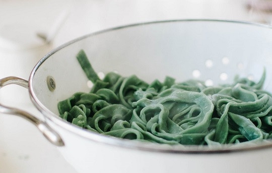 1. Этап. Зеленые макароны: 8. Отварите их в подсоленной воде 1-2 минуты, откиньте на дуршлаг.