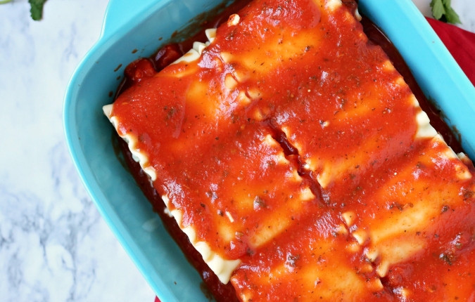 1. Этап. Сырная лазанья с томатным соусом: 3. Далее положите листы друг на друга в форму для выпечки. Сверху должен остаться пустой лист. Полейте блюдо соусом.