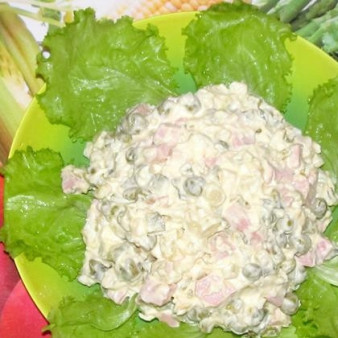 Салат с колбасой и яйцами