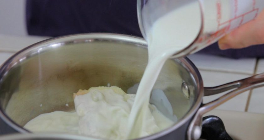 1. Этап. Тыквенные гноччи: 6. Сделайте соус. В глубокую сковороду выложите сыр. Влейте сливки. Варите смесь до растворения сыра, постоянно помешивая.