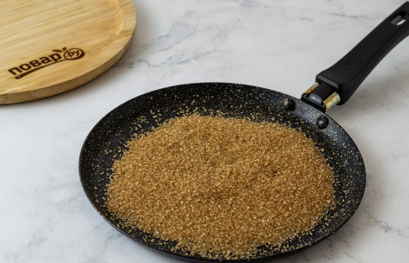 1. Этап. Вегетарианский крем для торта: Насыпьте тростниковый сахар в сковороду и дождитесь, когда он растопится на небольшом огне. Не забывайте помешивать лопаткой.