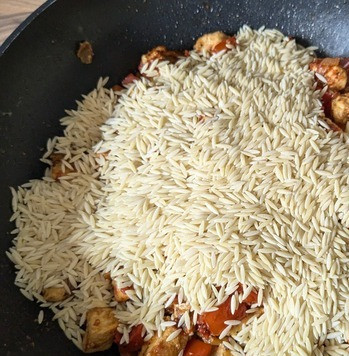 1. Этап. Куриная грудка с пастой орзо: Сразу же добавить пасту орзо и жарить ещё пару минут, постоянно помешивая. У меня паста рисони, это тоже самое.