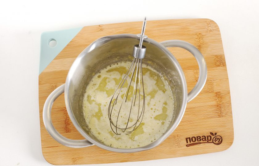 1. Этап. Розовый бисквит: Добавьте воду и растительное масло.