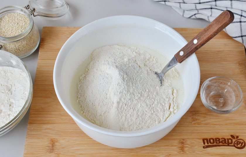 1. Этап. Пышки в духовке: Добавляйте частями муку и разрыхлитель.