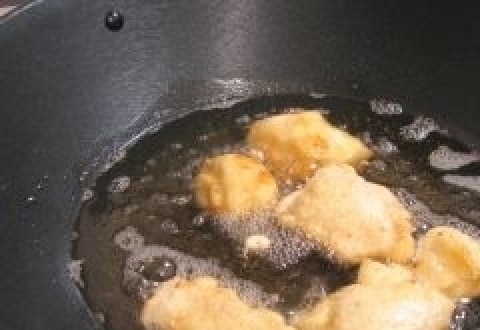 1. Этап. Налим жареный: Филе налима разрежьте на одинаковые кусочки, посолите и поперчите. Немного полейте лимонным соком, но макать в сок не нужно. Обмакните в кляр и обжаривайте на разогретом растительном масле до золотой корочки. Затем выкладывайте налим жареный на бумажные салфетки, чтобы стёк лишний жир.