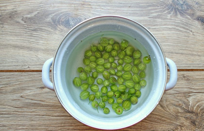 1. Этап. Компот из смородины и крыжовника: У крыжовника удалите хвостики с двух сторон. Ягоды выложите в кастрюлю.