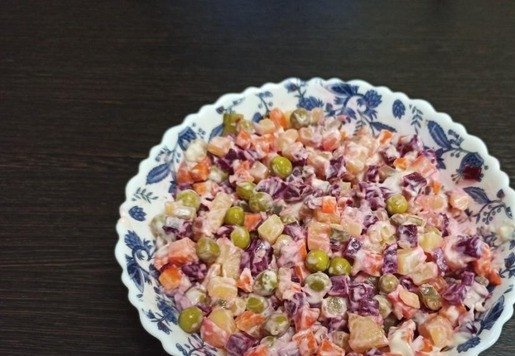 1. Этап. Овощной салат с сырно-чесночной заправкой: Перемешать. Соль и перец по вкусу.