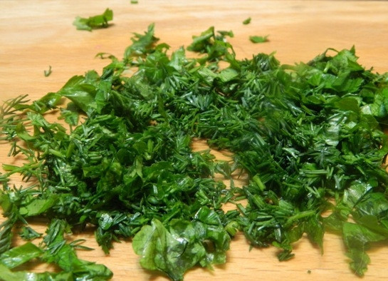 1. Этап. Нежный кекс с куриной печенью: 6. А зелень рубим мелко.