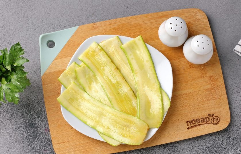 1. Этап. Рулетики из кабачков с мясом: Выложите на смазанный маслом противень и запеките в течение 2-3 минут при температуре 200 градусов до мягкости. Можно обжарить на сковороде.