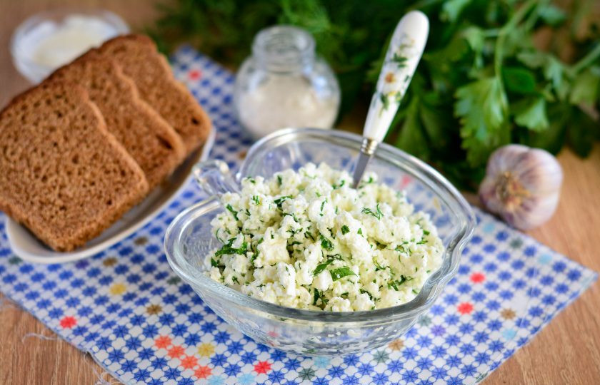 1. Этап. Закуска из творога с зеленью: 6. Готовую закуску подавайте сразу к столу. При желании намазывайте на ржаной хлеб или выкладывайте в тарталетках как закуску для гостей, будет вкусно. Приятного аппетита!