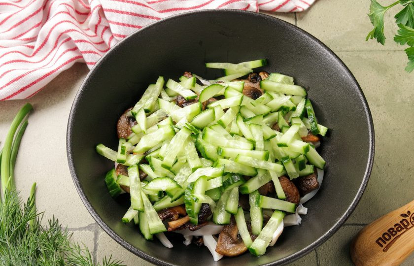 1. Этап. Салат с кальмаром, огурцом и грибами: Огурец нарежьте небольшими брусочками.