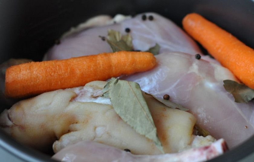 1. Этап. Холодец из рульки и курицы: Промытые ингредиенты выкладываем в чашу мультиварки. А также специи, заливаем водой, чтобы мясо закрыто было. Солим по вкусу.