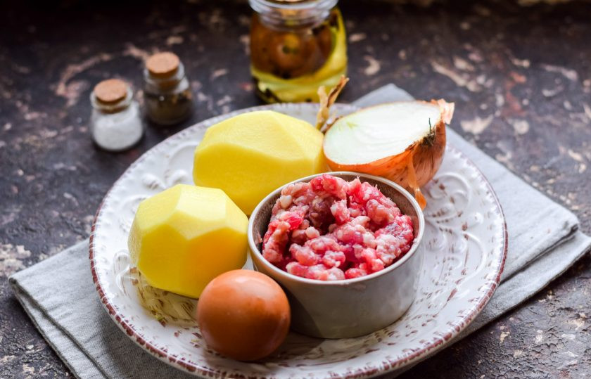 1. Этап. Колдуны из картофеля и мясного фарша: Подготовьте все ингредиенты.