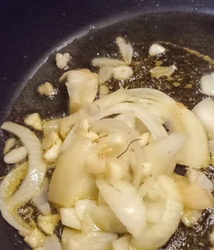 1. Этап. Суп с карри из мидий: В большой ёмкости на среднем огне разогреть подсолнечное масло, добавить лук, чеснок, карри и щепотку соли. Готовить 5 минут.