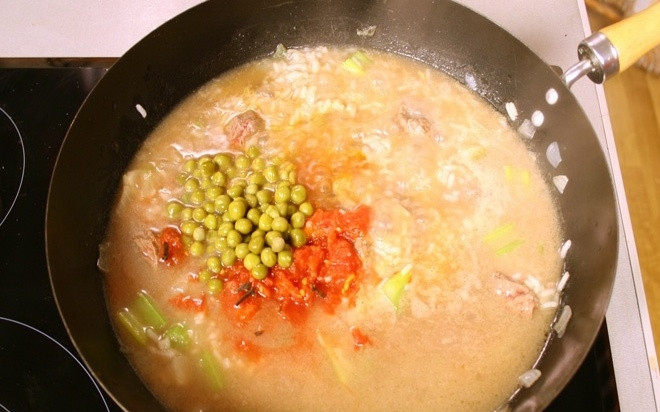 1. Этап. Говядина по-испански: С консервированных помидор снимаем кожицу и нарезаем на небольшие кусочки, выкладываем в сковороду. Туда же добавляем горошек и томатную пасту.