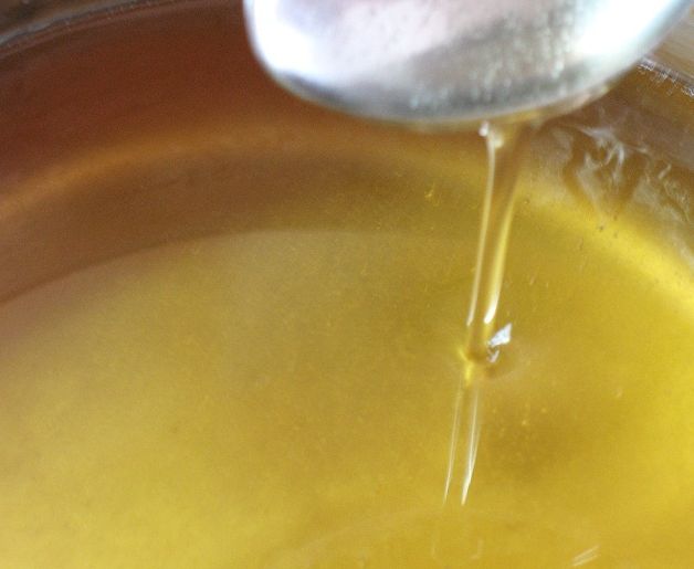 1. Этап. Самогон из апельсинов: 3. Зачерпываем полный стакан жидкости, выливаем его в кастрюльку. Сюда же добавляем сахар. Доводим до кипения, и мешаем, пока сахар полностью не растворится. Остудим этот сироп, а потом смешаем с остальной настойкой. Теперь эту жидкость настаиваем еще две недели в теплом и темном месте.