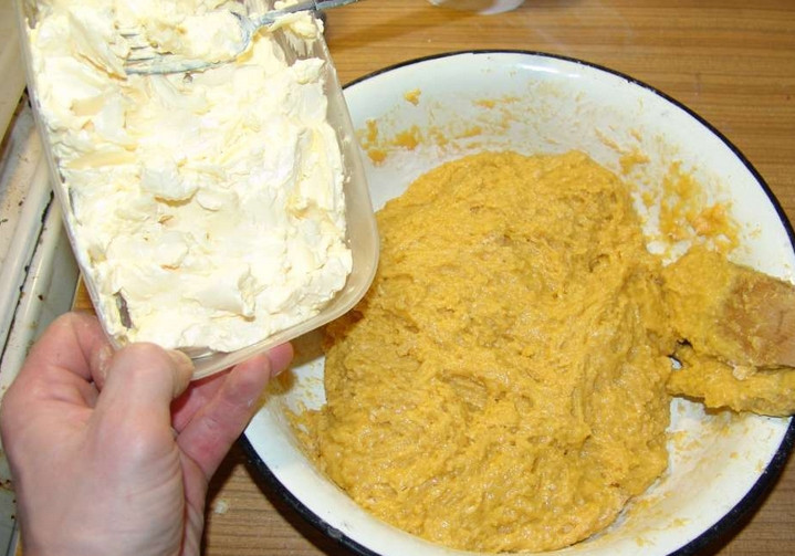 1. Этап. Пасхальные куличики: Начинаем тщательно перемешивать, порционно добавляя маргарин комнатной температуры. После того, как уйдет весь маргарин, продолжаем перемешивать еще 15 минут.