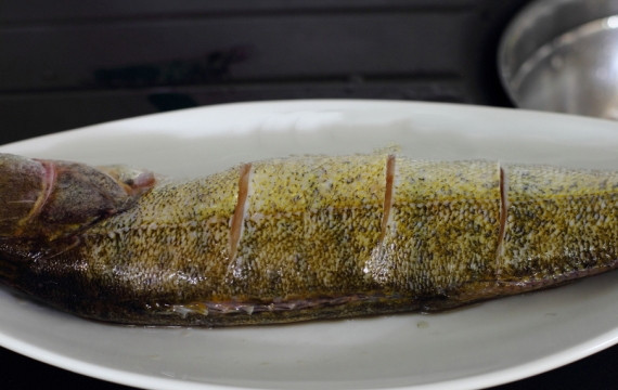 1. Этап. Судак на гриле: Рыбешку потрошим и промываем как следует. Обязательно избавляемся от чешуи. Обтираем бумажным полотенцем и надрезаем рыбу в трех местах с обеих сторон.