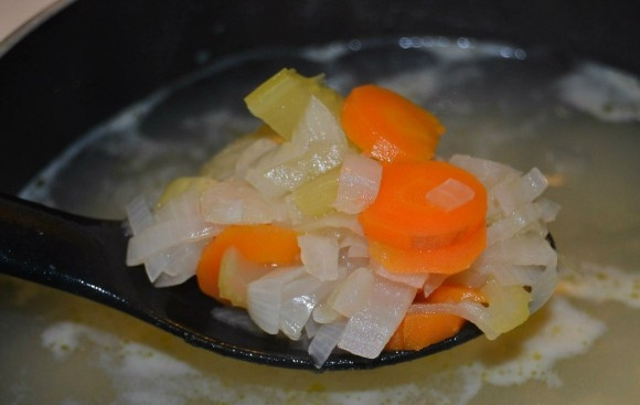 1. Этап. Картофельный суп с молоком: 6. Когда бульонный кубик полностью растворился, переложите картофель в кастрюлю. Дайте ему закипеть. Убавьте огонь до маленького. Картошка должна вариться под крышкой на медленном огне. Когда картошка сварилась, переложите к ней в кастрюлю тушеные овощи. Посолите.