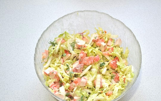 1. Этап. Салат Райское наслаждение: 6. Выложите заправку в салат и все тщательно перемешайте.