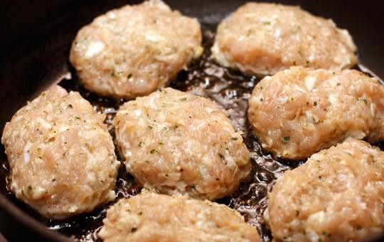 1. Этап. Котлеты куриные с сыром: Руками формируем из фарша котлетки. На одну котлетку - около столовой ложки фарша. В сковороде разогреваем чуть-чуть растительного масла, обжариваем котлеты с одной стороны до образования корочки.