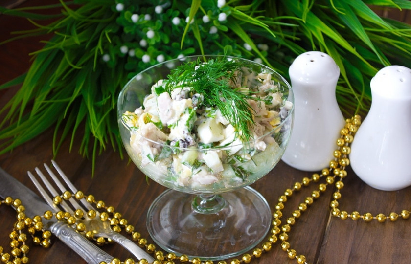 1. Этап. Салат с мясом и огурцом: Заправляем салат сметаной или майонезом. Подаем к столу.