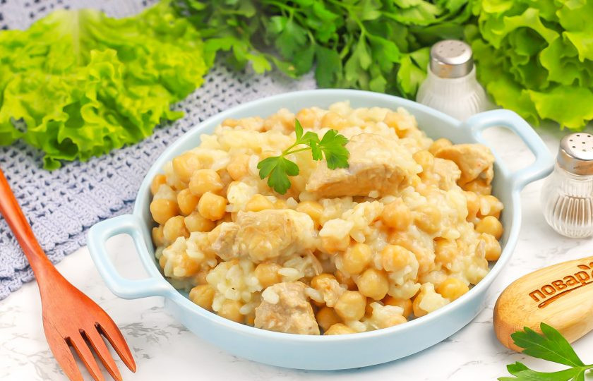 1. Этап. Рис с нутом и мясом: Выложите рис с нутом и мясом на тарелки и подайте к столу горячим. По желанию можно дополнить блюдо сметаной или майонезом, любыми другими соусами или салатом из свежих овощей. Приятного вам аппетита!