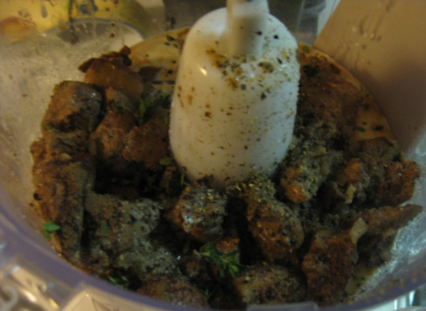 1. Этап. Мусс из печени куриной: 3. Готовую печень переложить в чашу блендера. На сковороду, в которой она жарилась, налить коньяк и уварить его. Затем вместе с оставшимися соками вылить в блендер.