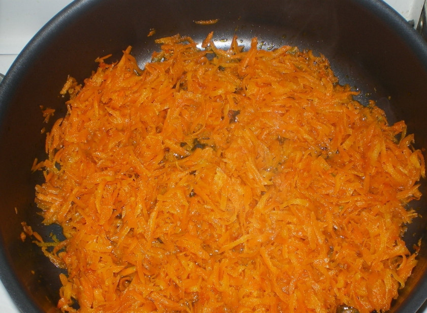 1. Этап. Сосиски с фасолью: Натрите морковь или мелко порежьте соломкой. Обжарьте.