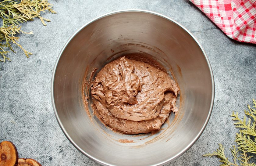 1. Этап. Капкейки с кремом чиз: В тесто просейте оставшуюся мучную массу и перемешайте в однородное тесто.