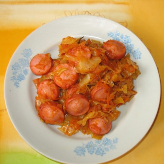 Тушеная капуста с колбасой в мультиварке