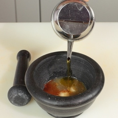 1. Этап. Тажин с рыбой: Сначала в небольшой мисочке смешиваем тмин, паприку, сок одного лимона, измельченную кинзу, один измельченный зубчик чеснока, ложку оливкового масла и немного соли.