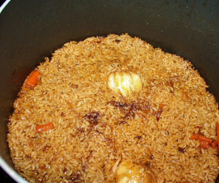 1. Этап. Плов из индоутки: Когда время приготовления зирвака закончится, с замоченного риса слить воду и добавить крупу в казан. Рис рассыпать по зирваку (перемешивать не надо). Добавить холодной воды, чтобы жидкость закрывала рис на 1,5 сантиметра. Посолить, закрыть крышкой и томить на слабом огне около 1 часа (перемешивать и открывать казан не рекомендуется). Чеснок очистить от внешней шелухи и за 10 минут до окончания тушения целиком добавить в казан.