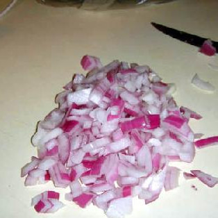 1. Этап. Запеченный Зити: Нарезаем лук.