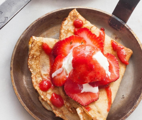 1. Этап. Тоненькие блинчики: Подавайте блинчики с любыми дополнениями и начинками.