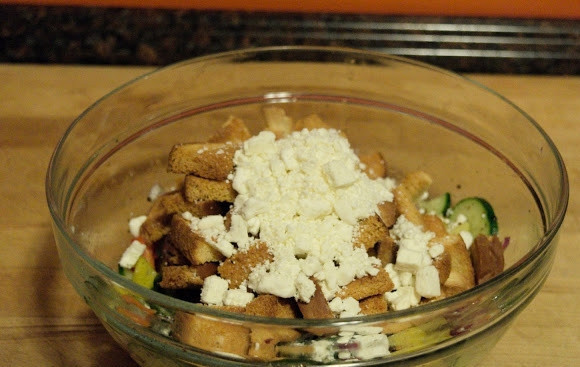 1. Этап. Салат из овощей с сухариками: 10. И сыр. Аккуратно перемешайте и подавайте салат из овощей с сухариками к столу. Приятного аппетита!