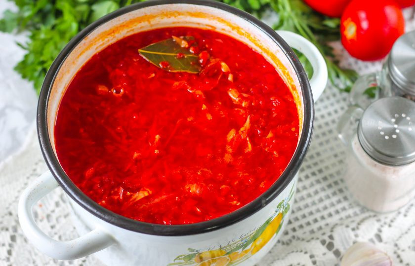 1. Этап. Борщ с болгарским перцем: Борщ с перцем полностью готов. Можно добавить в него по вкусу мелко нарезанную зелень и потомить еще 1 минуту.