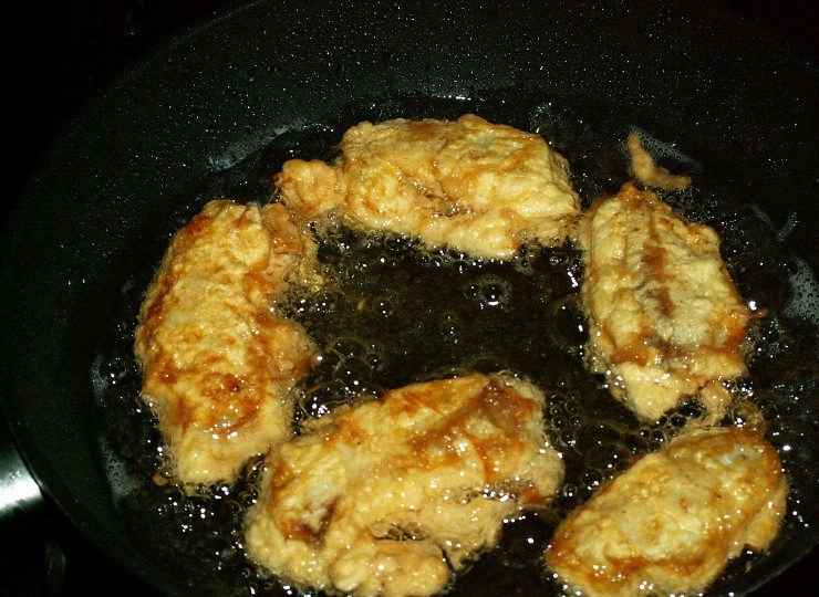 1. Этап. Морской язык в кляре: Обжариваем с каждой стороны до образования приятной золотистой корочки.