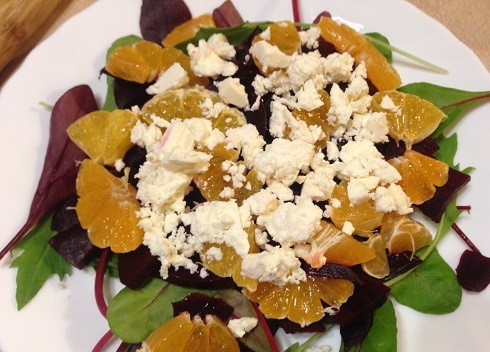 1. Этап. Потрясающая свекла от Джейми Оливера: Сыр для салата в оригинале козий, у меня брынза. Раскрошим сыр.