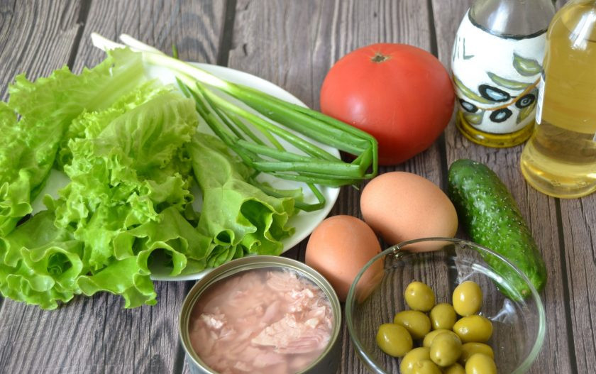 1. Этап. Овощной салат с тунцом: Подготовьте ингредиенты, заранее отварите яйца.