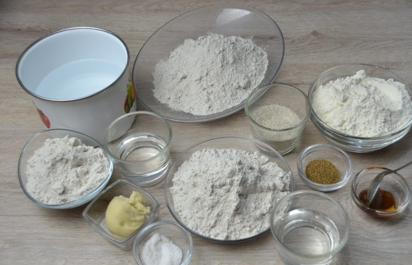 1. Этап. Ржаной заварной хлеб на закваске: Подготовьте ингредиенты. Освежить закваску и приготовить заварку лучше с вечера.