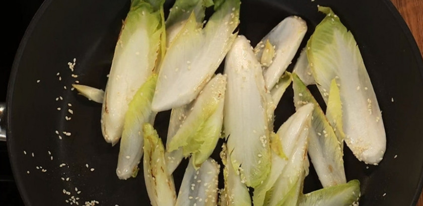 1. Этап. Кальмары с апельсинами: Поставьте сковороду на огонь. Добавьте цикорий, посыпьте его кунжутом. Добавьте трюфельное масло и залейте все сиропом.