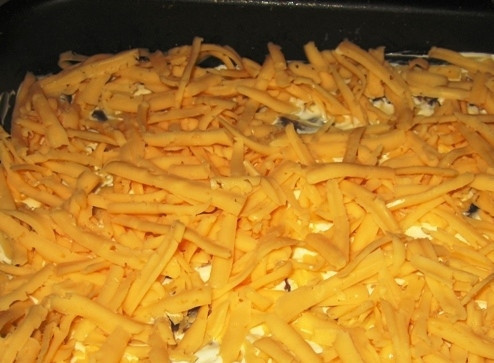 1. Этап. Запеканка из картофельного пюре с грибами: Возьмите любой твердый сыр (не очень соленый), который легко плавится при высоких температурах и не расслаивается. Натрите его на крупной терке, посыпьте поверх сметанки. Разогрейте духовку до ста восьмидесяти градусов, запекайте блюдо, пока на нем не образуется коричневатая корочка.