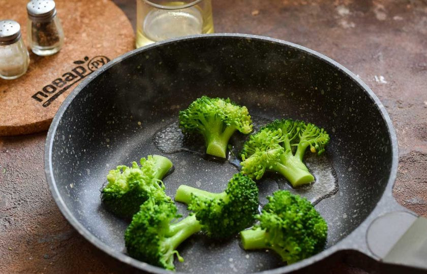 1. Этап. Салат с печенью и брокколи: Брокколи разберите на соцветия, пропарьте в сковороде или отварите 3 минуты в подсоленной воде.