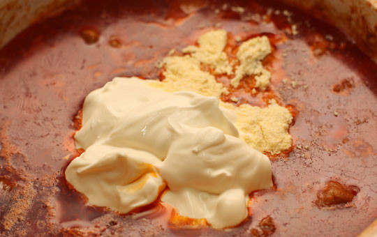 1. Этап. Гуляш из свинины с помидорами: Когда мясо стало мягким, добавляем к нему сметану и кукурузную муку.