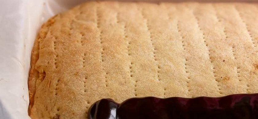 1. Этап. Пирог-торт Жербо: 5. Наколите вилкой и отправьте в разогретую до 180 градусов духовку на 25 минут. Для глазури шоколад со сливочным маслом нагрейте на паровой бани или в микроволновке до однородности.