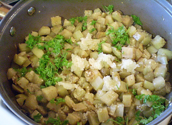 1. Этап. Жареные баклажаны с чесноком и зеленью: 6. К готовым баклажанам добавляем чеснок и зелень.