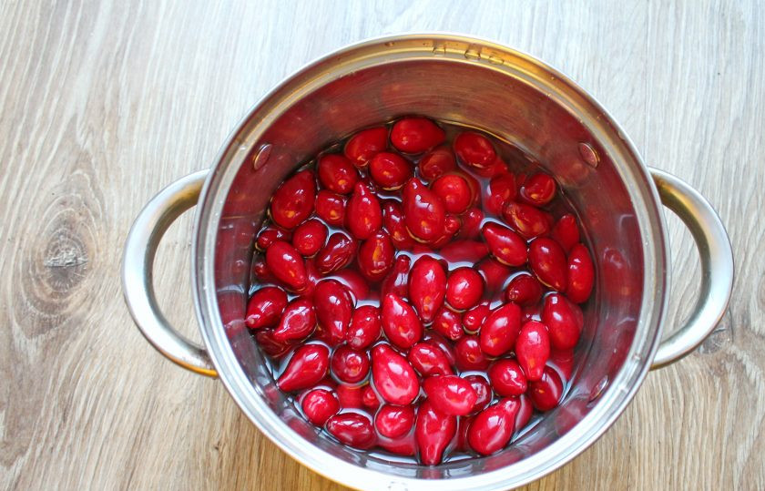 1. Этап. Ткемали из кизила: Кизил переберите, удалив испорченные и зеленые ягоды, вымойте и сложите в кастрюлю. Влейте в ягоды воду и поставьте на средний огонь, доведите до кипения и варите в течение 15 минут. Снимите кастрюлю с плиты и остудите.