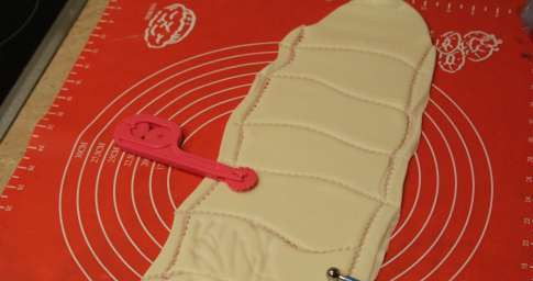 1. Этап. Торт Капуста с младенцем: 3. И мастики делаем листья капусты, а для удобства используем подручные инструменты (как вам удобно). Мастика очень легко поддается лепке, поэтому дайте разгуляться вашей фантазии.